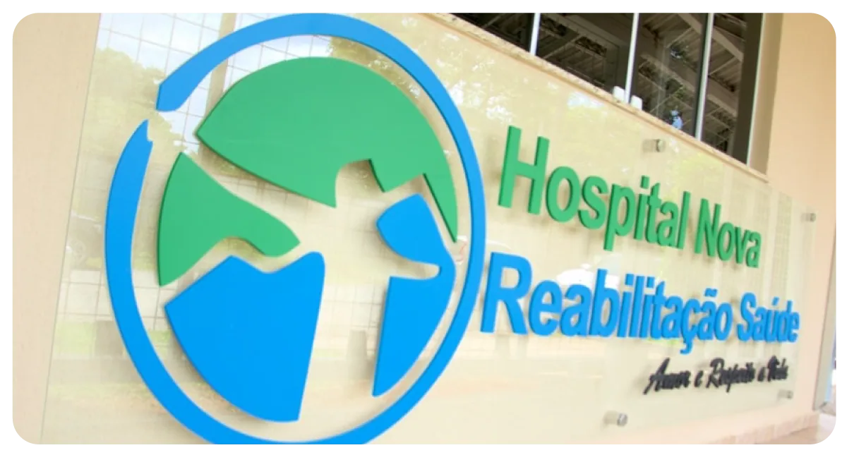 Letreiro com o nome Hospital Nova Reabilitação Saúde na parede da recepção