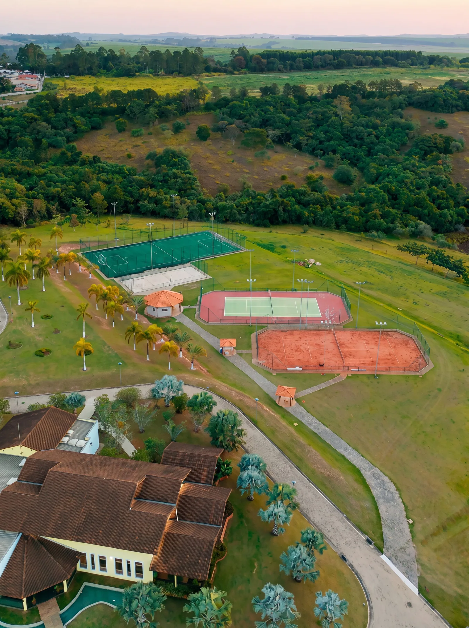 Vista aérea das quadras e do campo society ao amanhecer